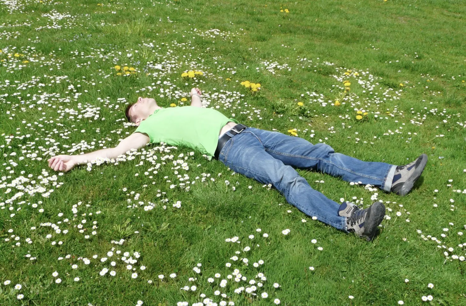 ein Mann, der im Gras liegt